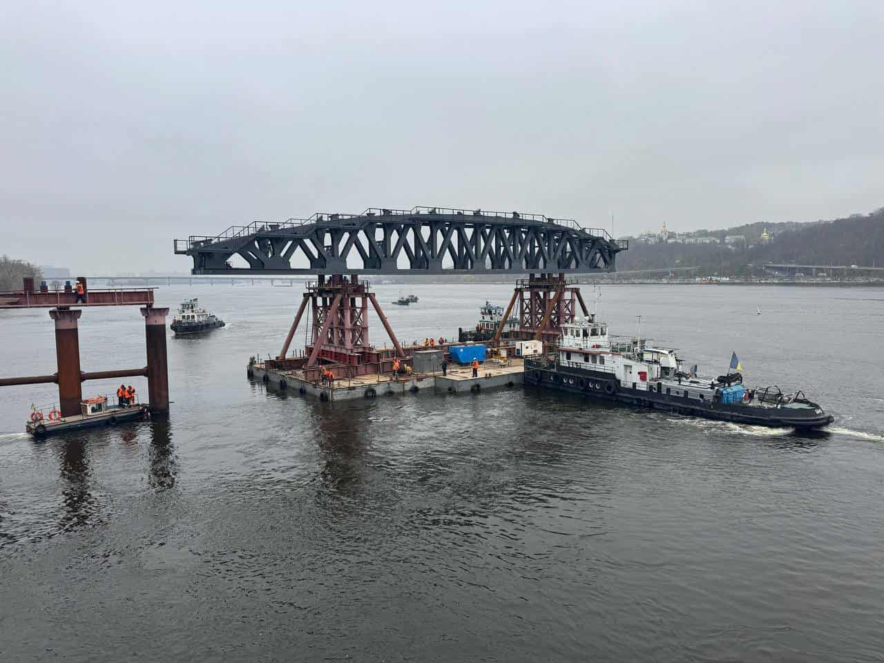 Унікальний етап ремонту виконують на мосту Метро – встановлюють підтримуючі арочні конструкції, фото