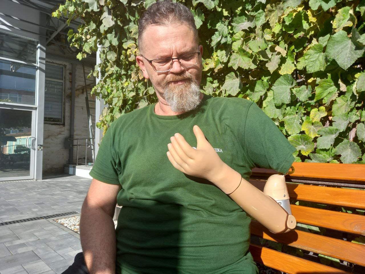 «Пішов у ТЦК й кажу: «Треба вже щось зі мною  робити!» Ветеран з ампутованою рукою плете маскувальні сітки