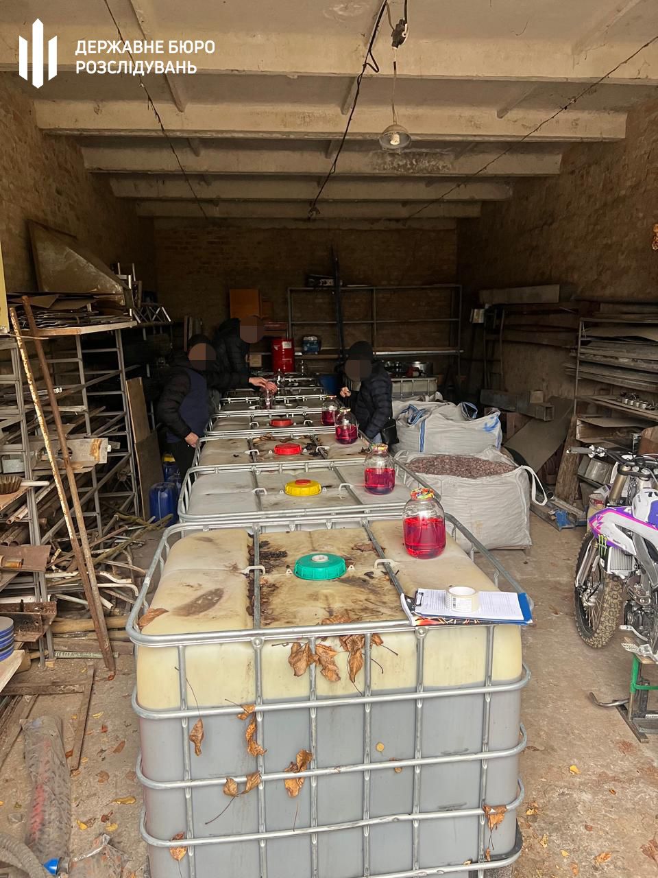 ДБР викрило та заблокувало схему незаконного збуту пального ЗСУ у п’яти областях, фото