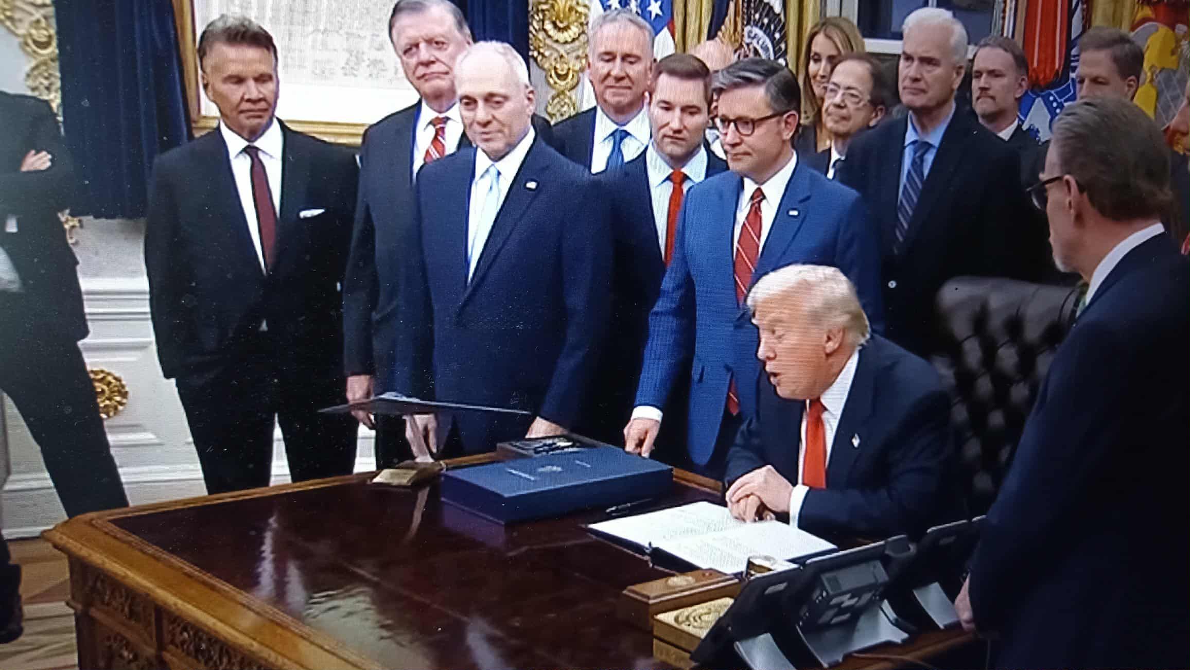 Найдовший шатдаун в історії США фінішував: Трамп «профінансував» уряд, фото