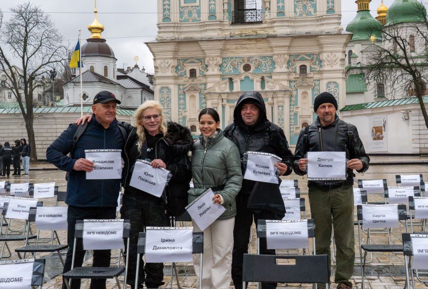 У Києві провели акцію "Порожні стільці" на підтримку незаконно ув’язнених, полонених та зниклих безвісти журналістів та митців.