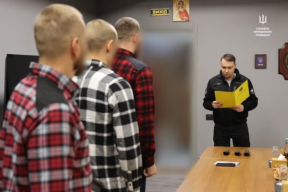 Буданов відзначив спецпризначенців ГУР і вручив їм унікальні ножі з власним підписом.