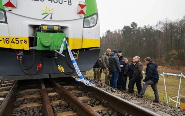 Прем'єр-міністр Польщі Дональд Туск на місці диверсії (спрацював вибуховий пристрій, який пошкодив залізничну колію у Польщі поблизу кордону з Україною).