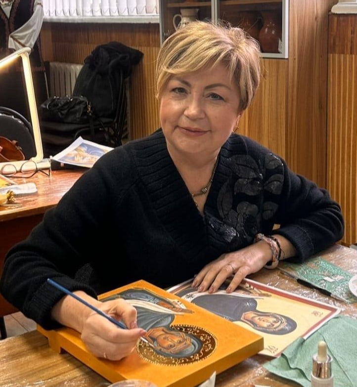 Ікони та снаряди. Мама воїна пише святі образи на дошках ящиків з-під боєприпасів