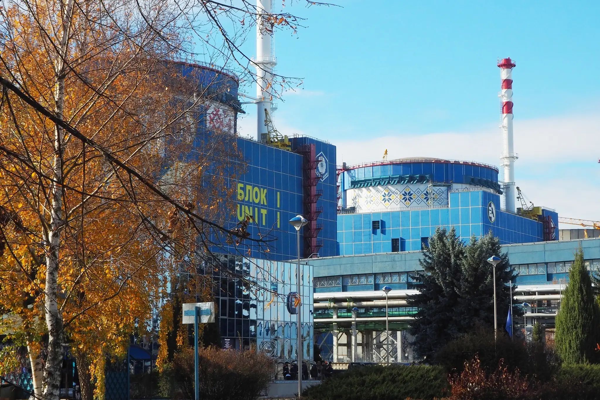 Другий енергоблок Хмельницької атомної електростанції три роки працює не на повну потужність.