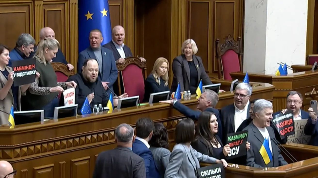 Євросолідарність блокувала трибуну ВРУ – вимагали відставку всього уряду