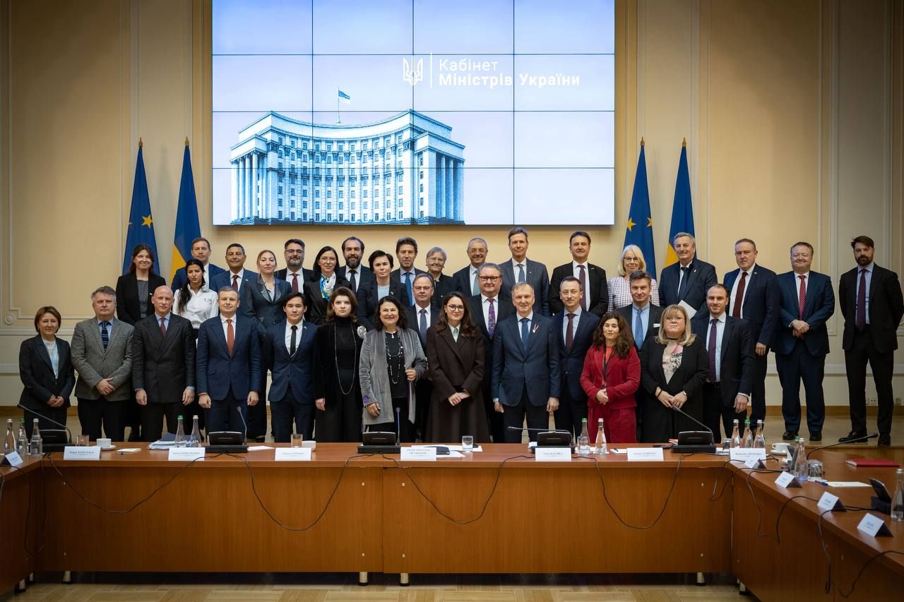 У Іспанії Зеленський зустрівся з королем, в Україні – уряд представив послам ЄС нові антикорупційні кроки, фото