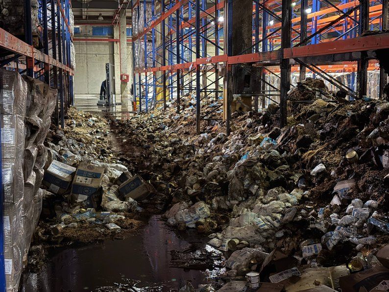 У Дніпрі рашисти атакували склад Всесвітньої продовольчої програми ООН, у Львові – знищили медсклад благодійного фонду, фото