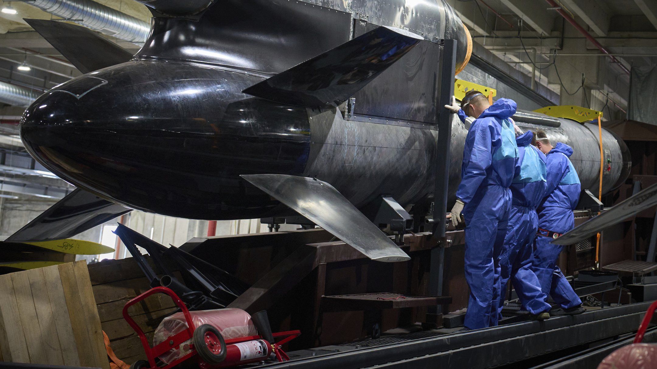 Робітники оглядають крилату ракету "Фламінго" українського виробництва на секретному заводі компанії Fire Point в Україні,