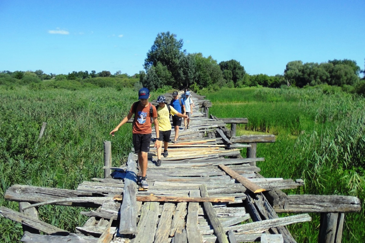 Ще постоїть. Селяни самотужки відремонтували настил найдовшого дерев’яного мосту в Україні