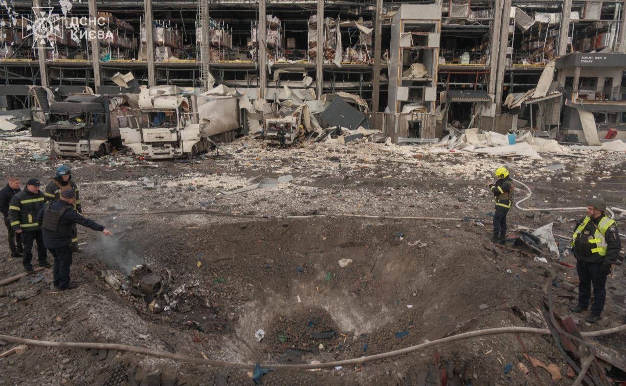 У Києві загинуло четверо водіїв: рашисти знищили логістичний центр мережі Novus