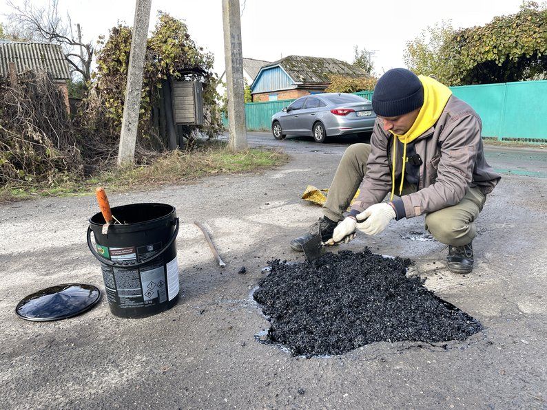 «Моє хобі — латати ями на дорогах». Айтівець із Полтавщини самотужки асфальтує розбиті вулиці
