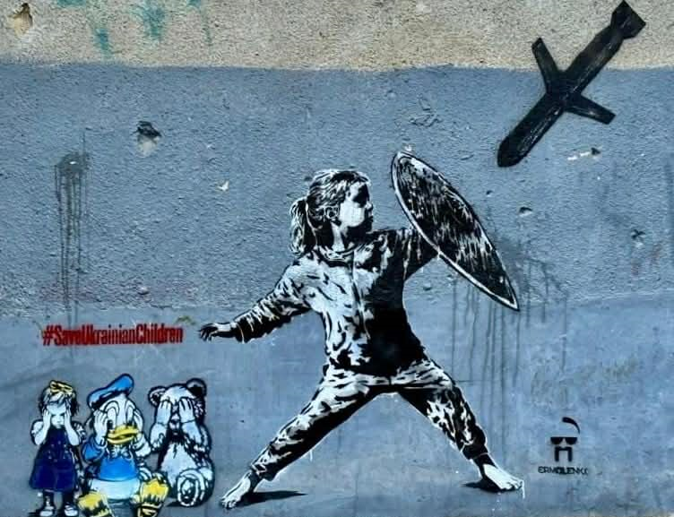 Біля зруйнованого тернопільського будинку з’явився мурал на захист українських дітей