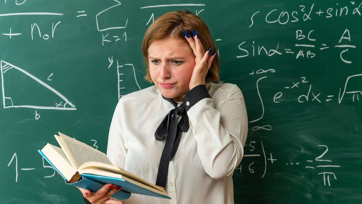 Відтік педкадрів можна пояснити непопулярністю професії: постійні стреси, надмірне навантаження, порівняно невисока платня (хоча раніше вчителі працювали взагалі за копійки).