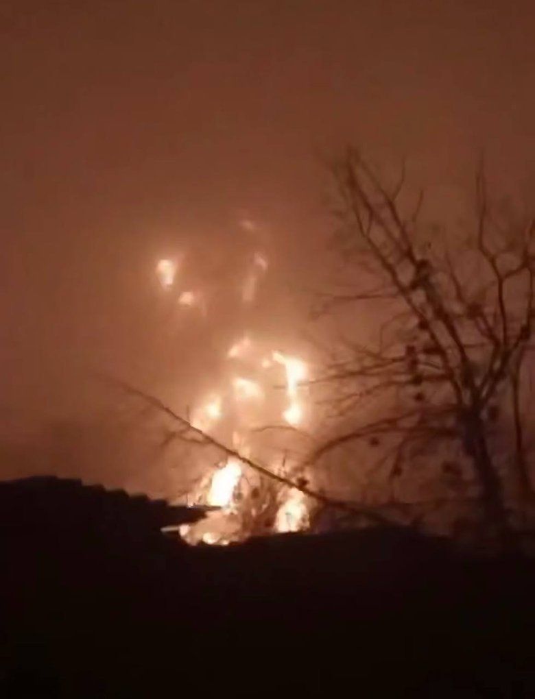 У Тамбовській області росії вирує пожежа внаслідок атаки Безпілотників по нафтобазі.