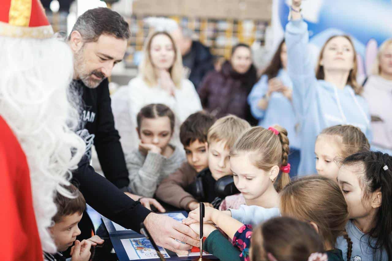 На церемонію погашення власної марки «Світло Миколая» УКРПОШТА запросили діточок під опікою фонду Голоси дітей