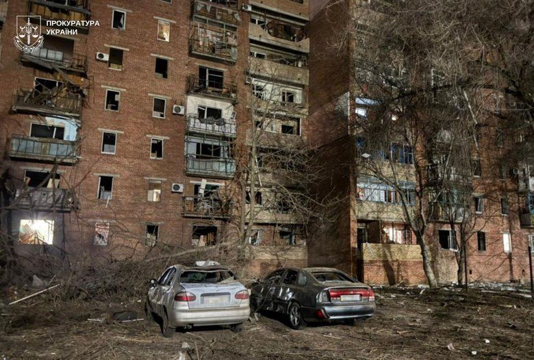 Понівечена багатоповерхівка у Слов"янську після прильоту росйської ФАБ-250.