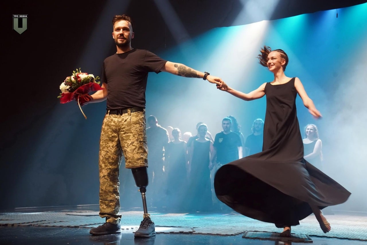 Повномасштабна «Енеїда». 16 акторів та акторок з бойовим досвідом і ранами грають на сцені