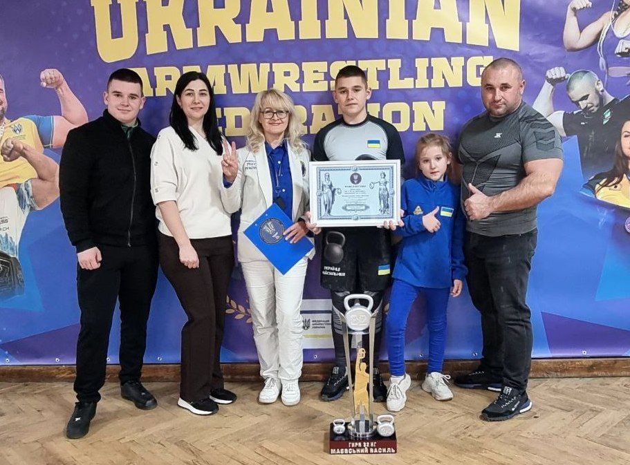12-річний Василь Маєвський з Мукачево становив світовий рекорд, виконавши 16 поштовхів гирі вагою 32 кг (На фото: група підтримки - сім"я юного богатиря)..