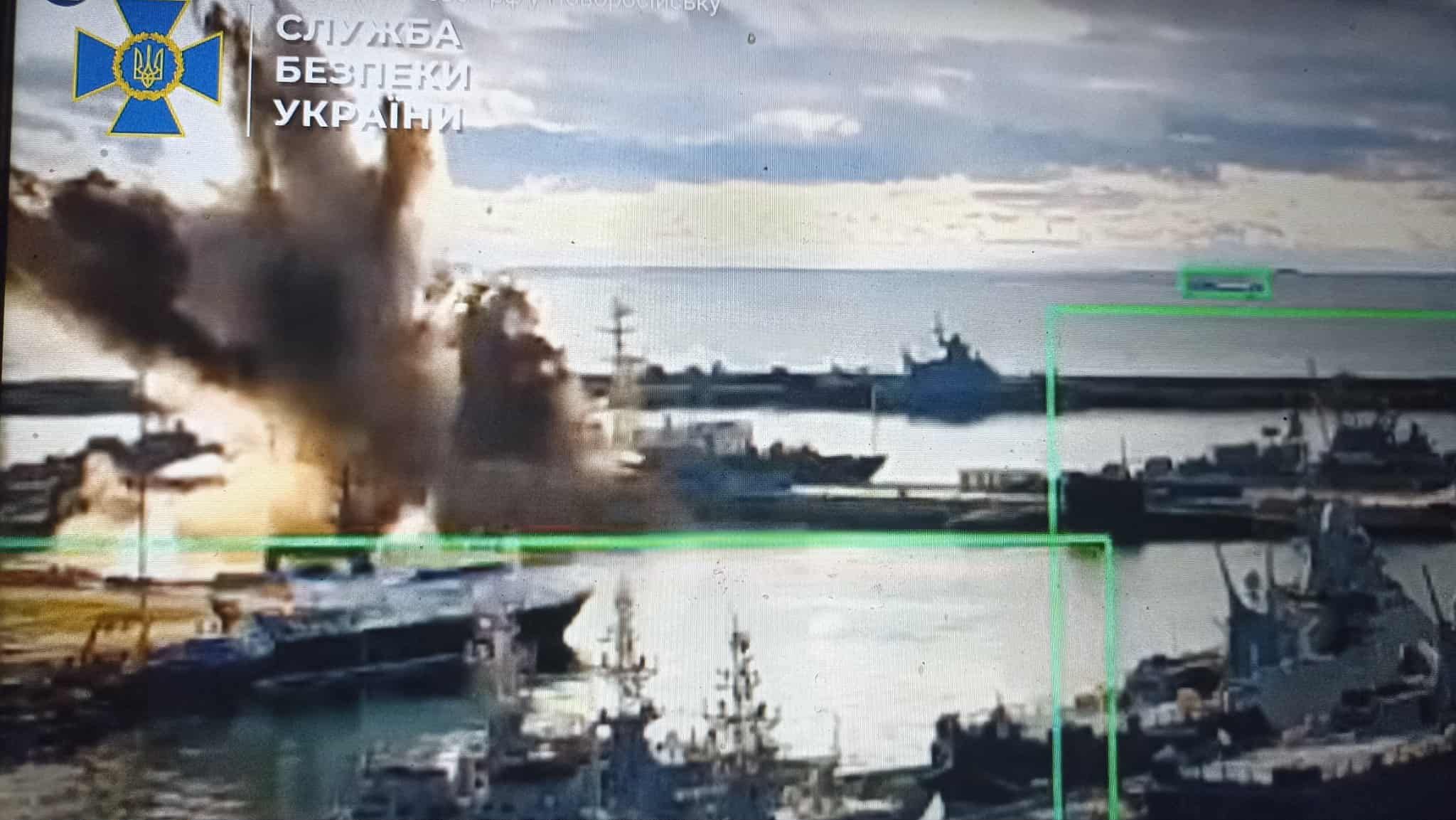 Момент враження підводного човна росіян у бухті Новоросійська.