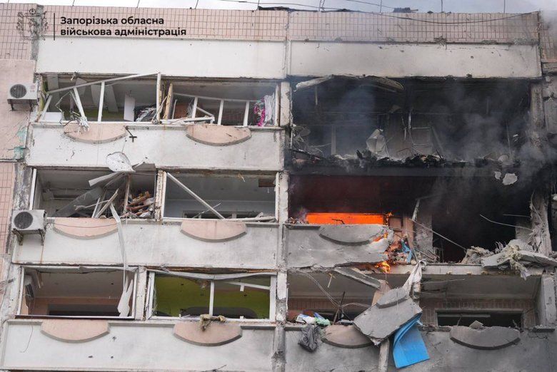 Російські окупанти вгатили КАБами по Запоріжжю, є влучання у багатоповерхівку та обʼєкт інфраструктури.