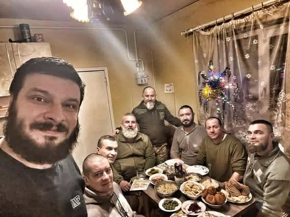 Бійці 5-ї окремої штурмової бригади за різдвяним столом.