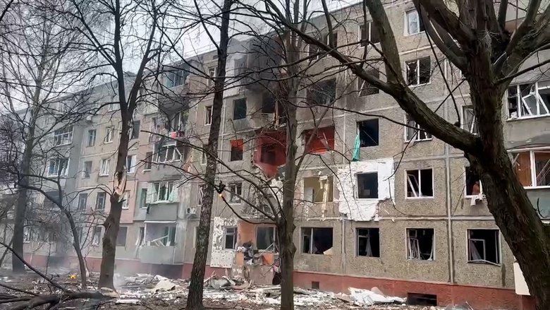 Наслідки удару дроном рашистів по п’ятиповерхівці в Чернігові.