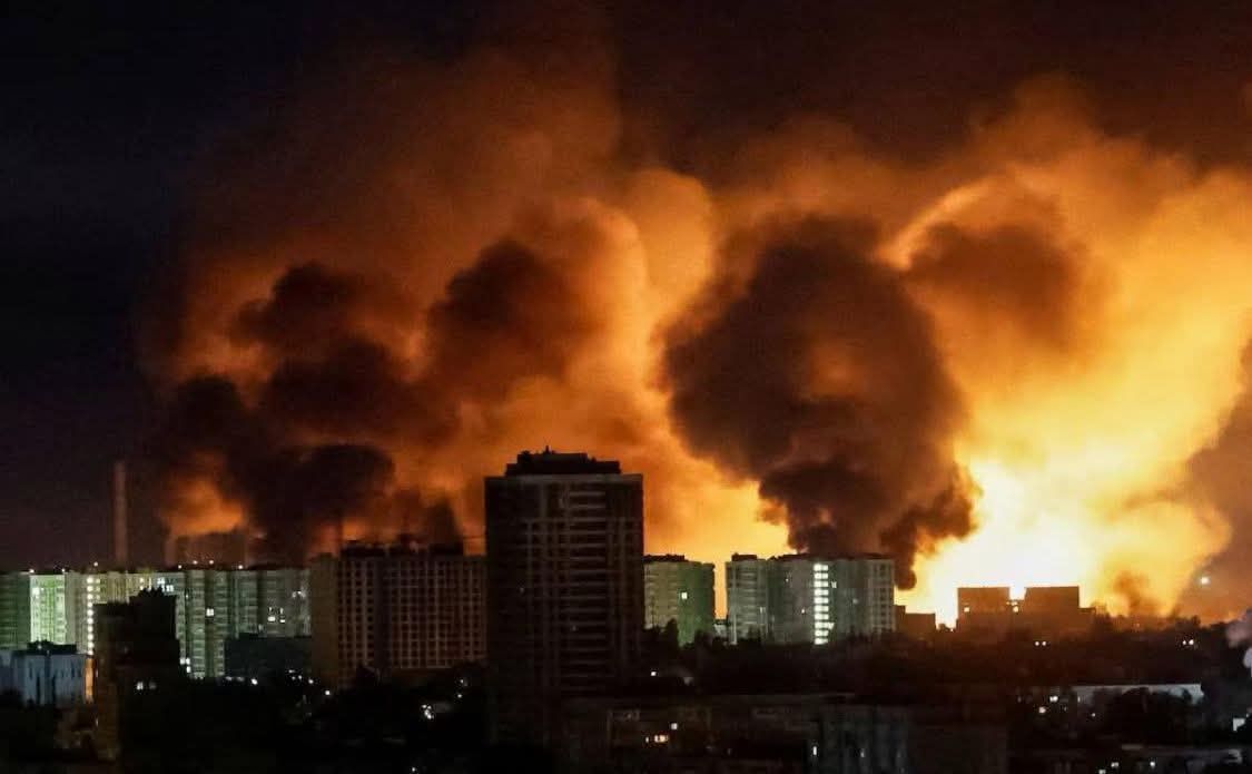 Багатогодинне жахіття у Києві внаслідок масованого комбінованого удару по місту.