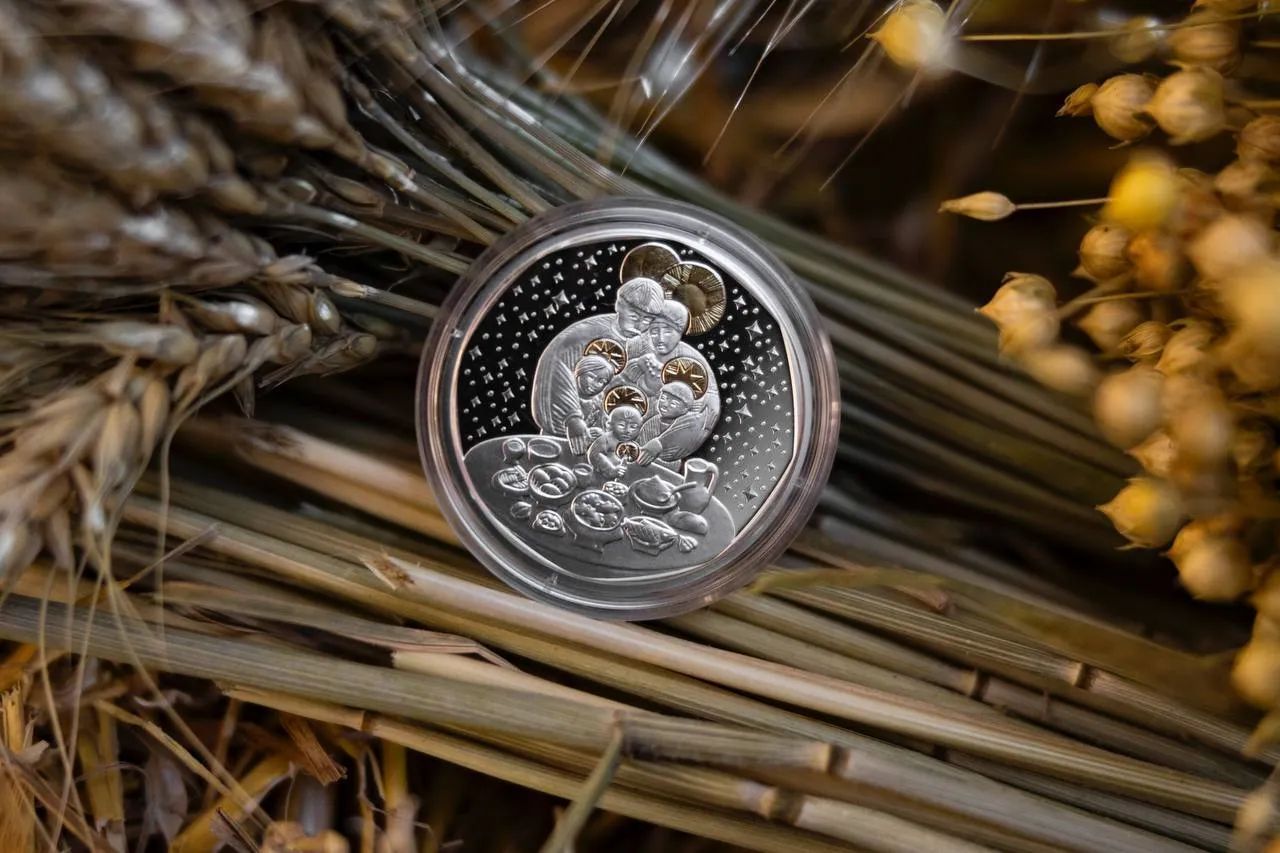 Новий десятигривенник символізує родинне тепло, вдячність та єднання поколінь під час сакральної пори Святвечора.