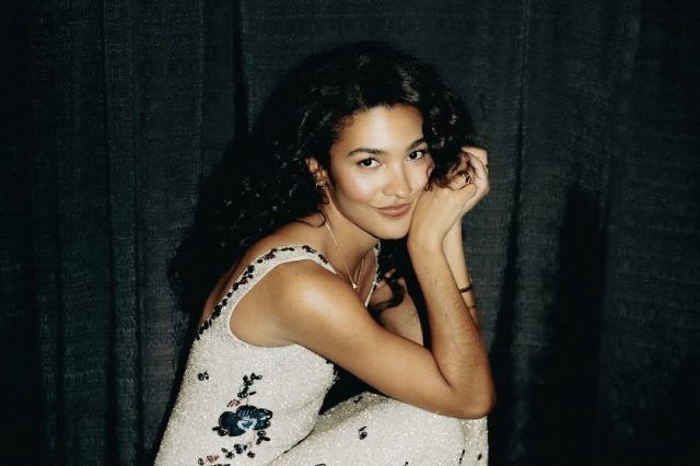 Блискучі сукні, пухнасте  волосся...