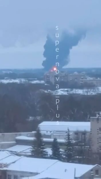 Палаюча нафтобаза в Ярославській області.