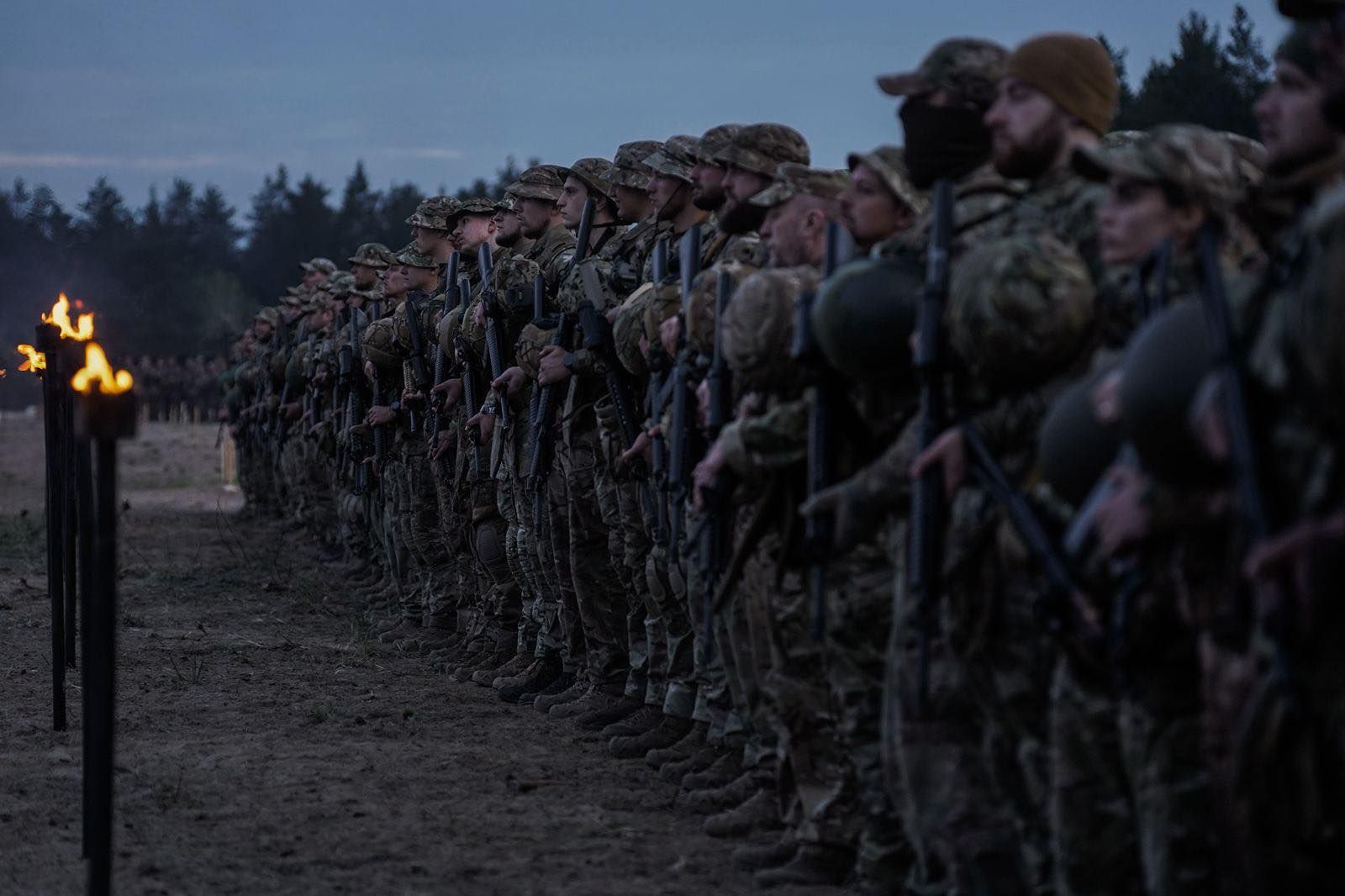 У нас немає іншого варіанту, ніж, зціпивши зуби, ще міцніше тримати в руках зброю, і не допускати зневіри.