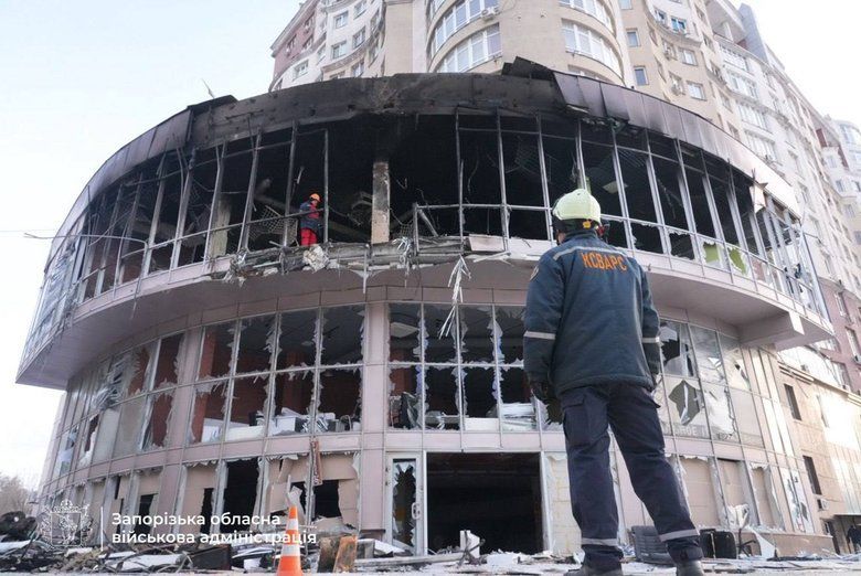 Наслідки однієї з наймасованіших атак безпілотниками на місто Запоріжжя: десятки пошкоджених будинків і комерційних приміщень.