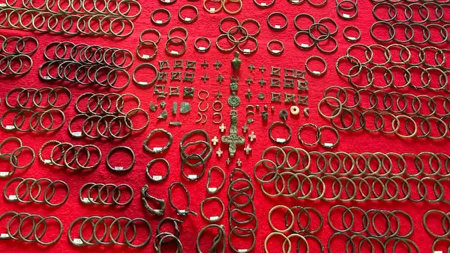 Сотні браслетів і сокіл-тризуб. На Волині знайшли справжній скарб