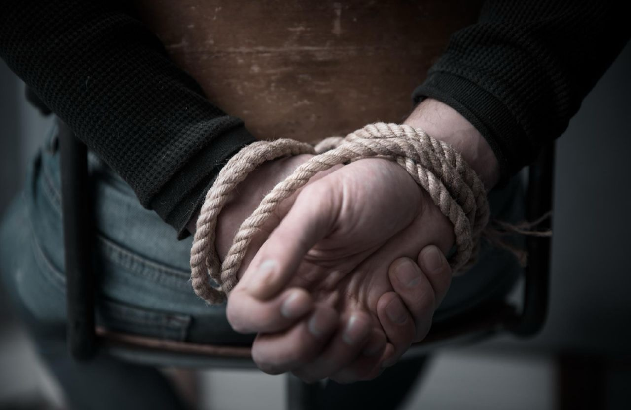 Тримали на ланцюгу, били й труїли сурогатом. На Полтавщині розслідують злочини «чорних рієлторів»