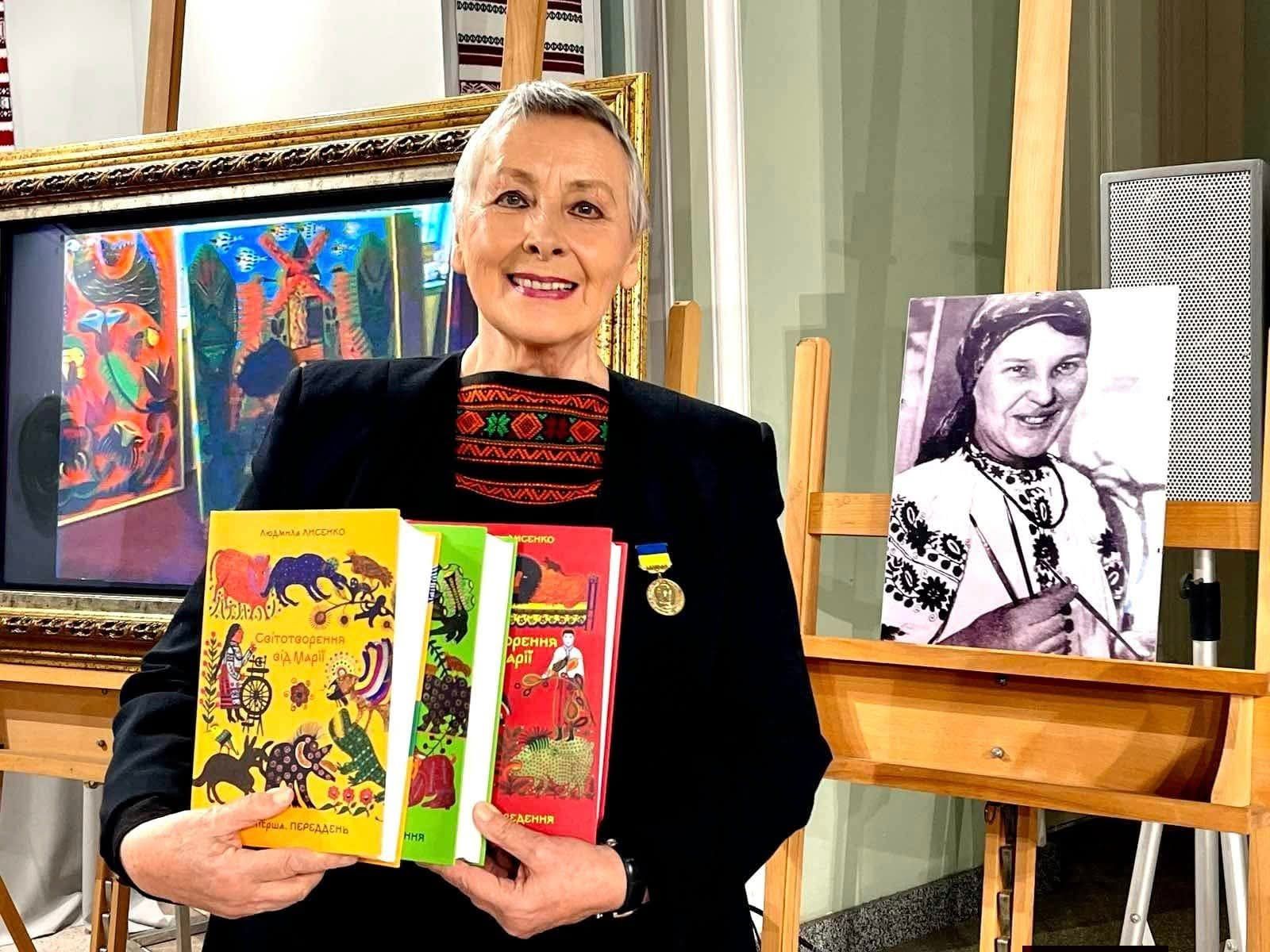 Прима Марія — легендарна художниця-віщунка з Болотні. Розповідає телеведуча і письменниця Людмила Лисенко