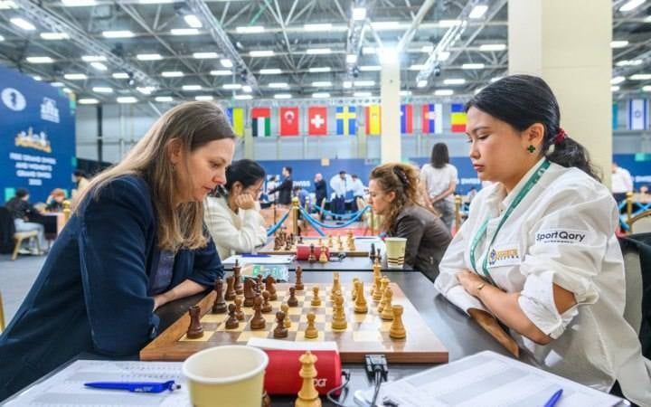 Анна Музичук (ліворуч) на срібній позиції завершила шаховий чемпіонат світу-2025 з бліцу.