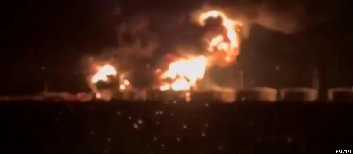 Нафтобаза у Волгоградській області РФ зайнялася через "падіння уламків БпЛА", заявила місцева влада.