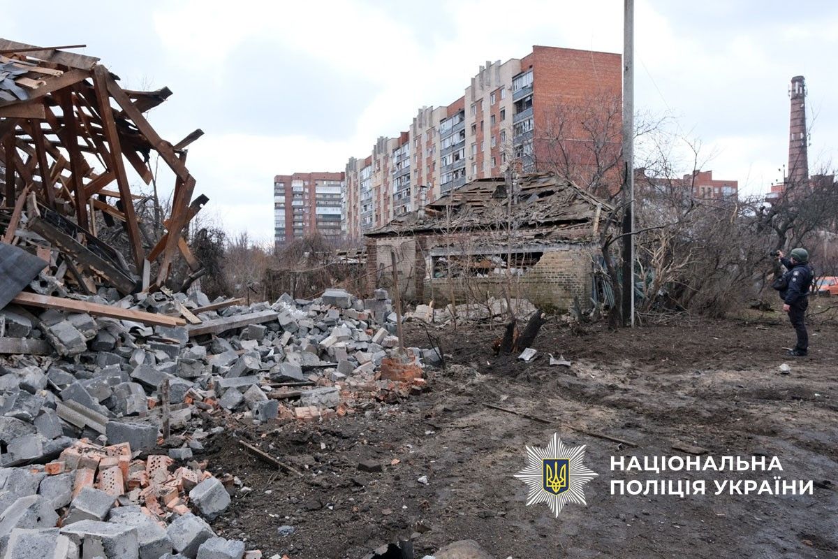 Війська рф скинули на місто керовану бомбу потужністю 250 кг, які влучила на приватне подвір’я.