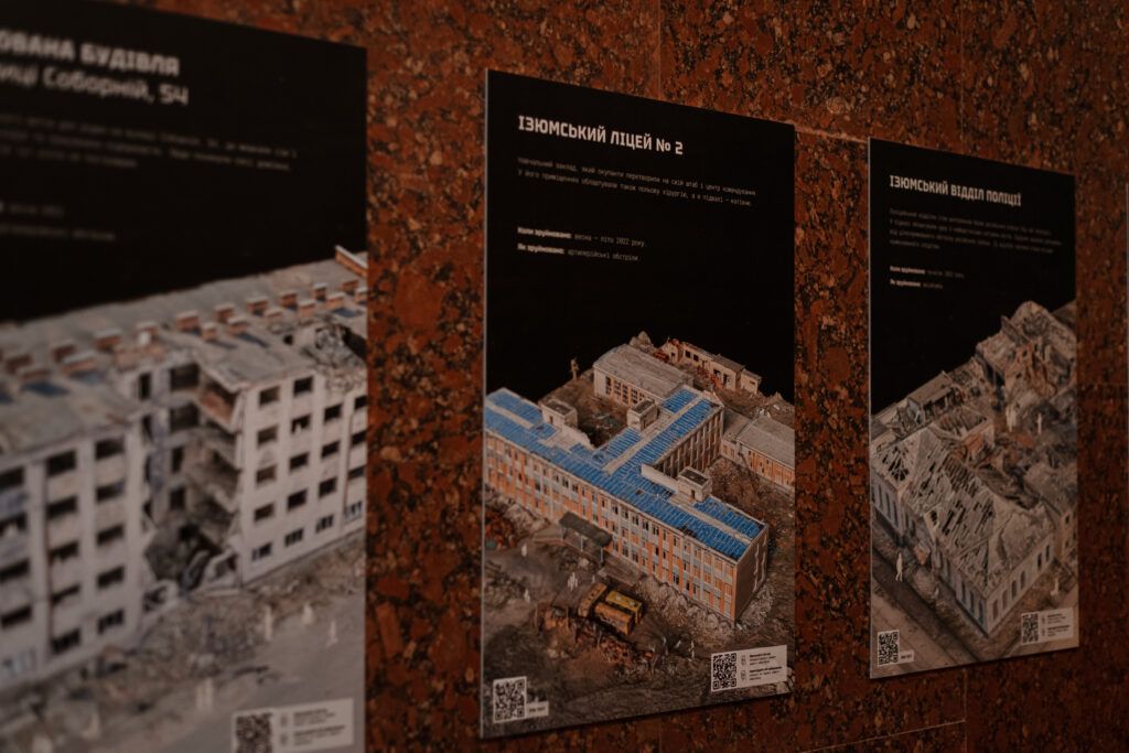 Експозиція демонструє цифрові дані, зібрані у результаті документування наслідків війни у Харківській області, яка з 2022 року перебувала під постійною загрозою воєнних дій, окупації та бойових зіткнень.