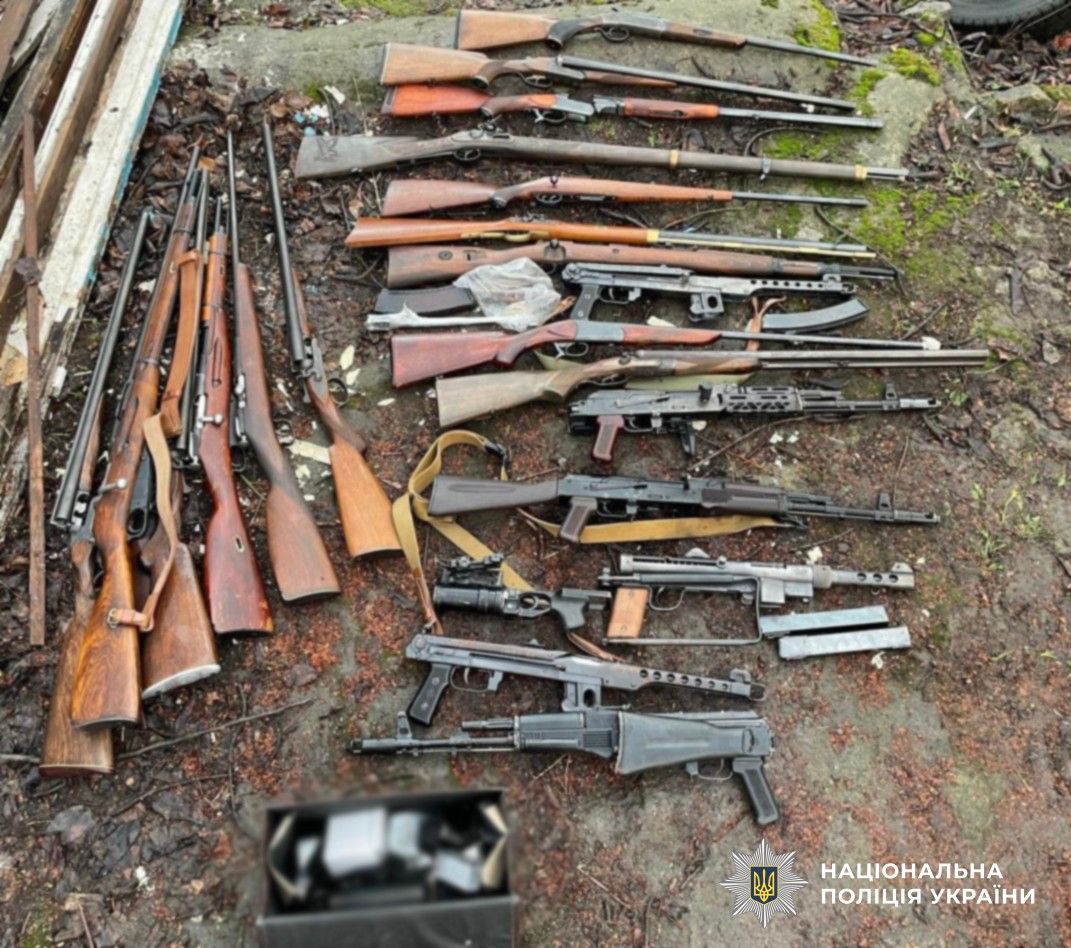 Трофейна зброя була в руках злочинців.