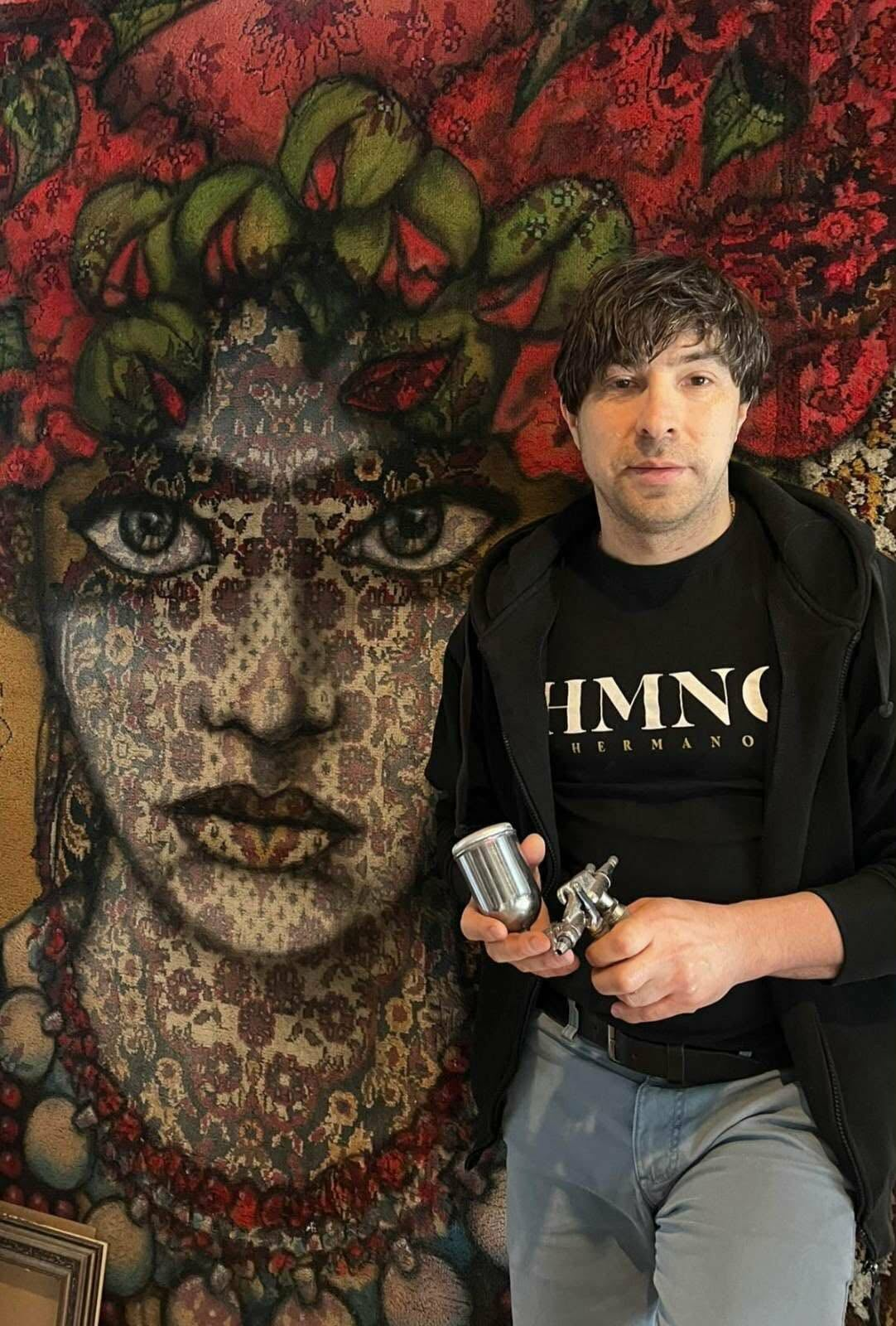 Візерункові обличчя. Тернопільський митець і волонтер створює дивовижні картини зі старих килимів