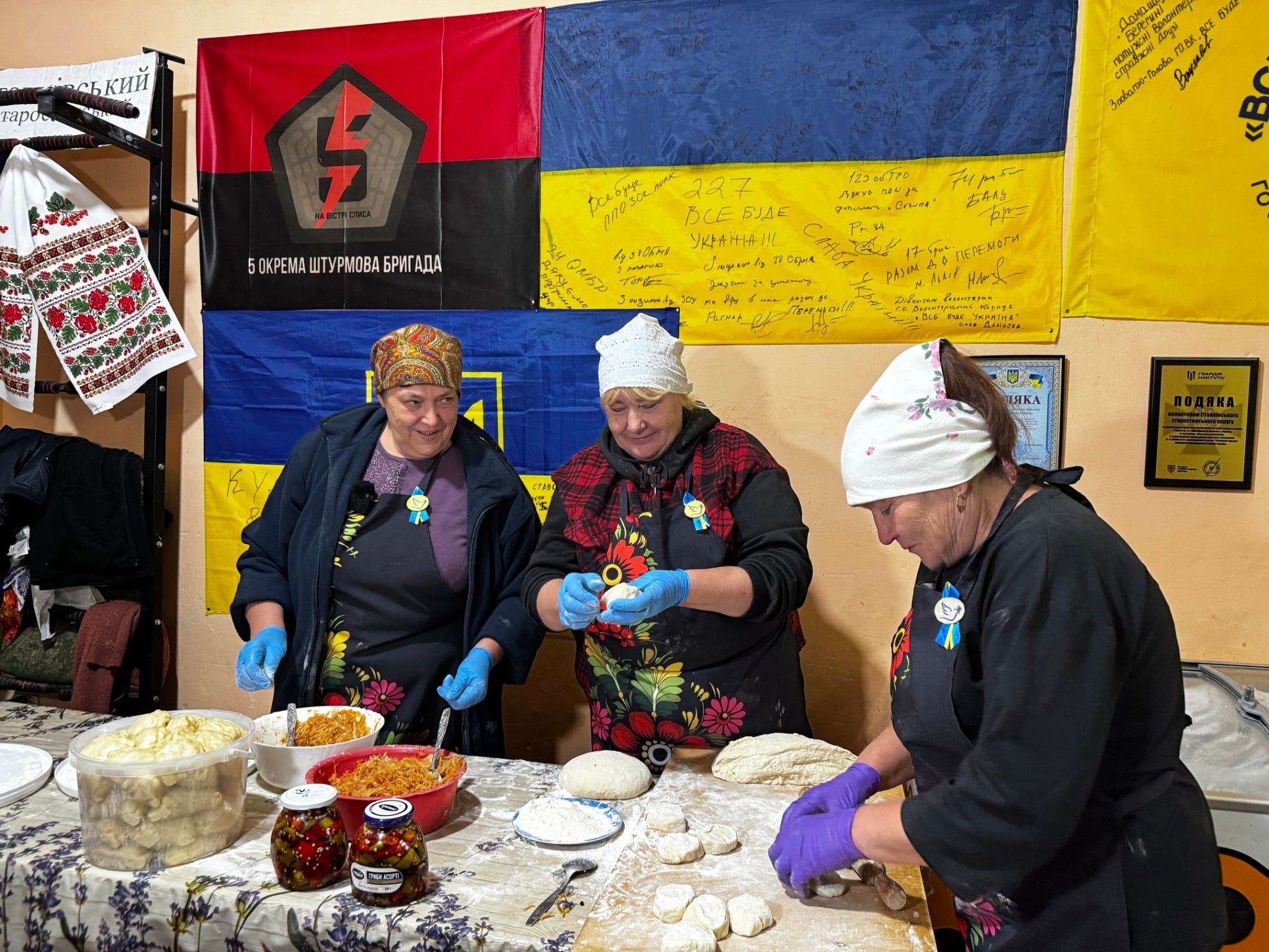 Довго з тіста їх ліпили, на пару їх поварили