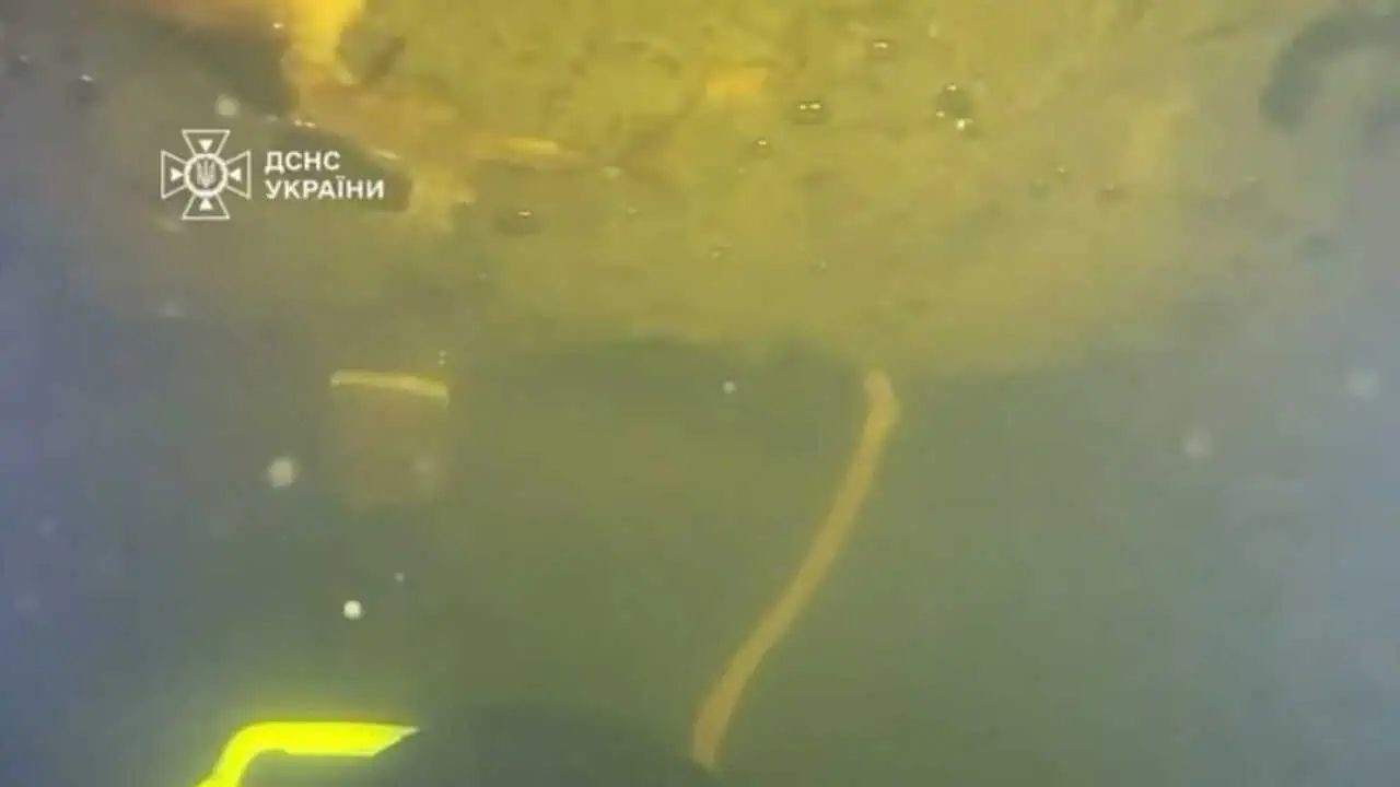 Водолази ДСНС у крижаній воді ліквідували підтоплення столичної ТЕЦ.