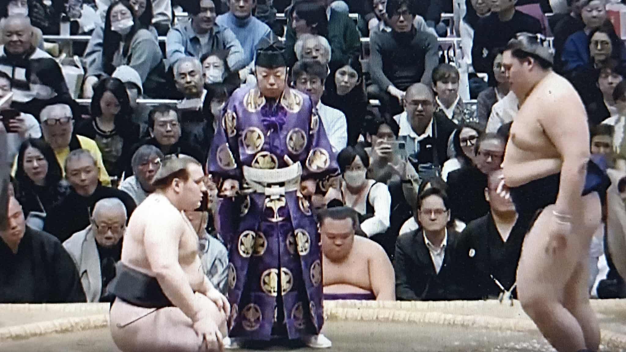 Аонішікі програє Оносато, але перед фінальним днем лідирує Українець поки не може знайти підступів до японського йокодзуни