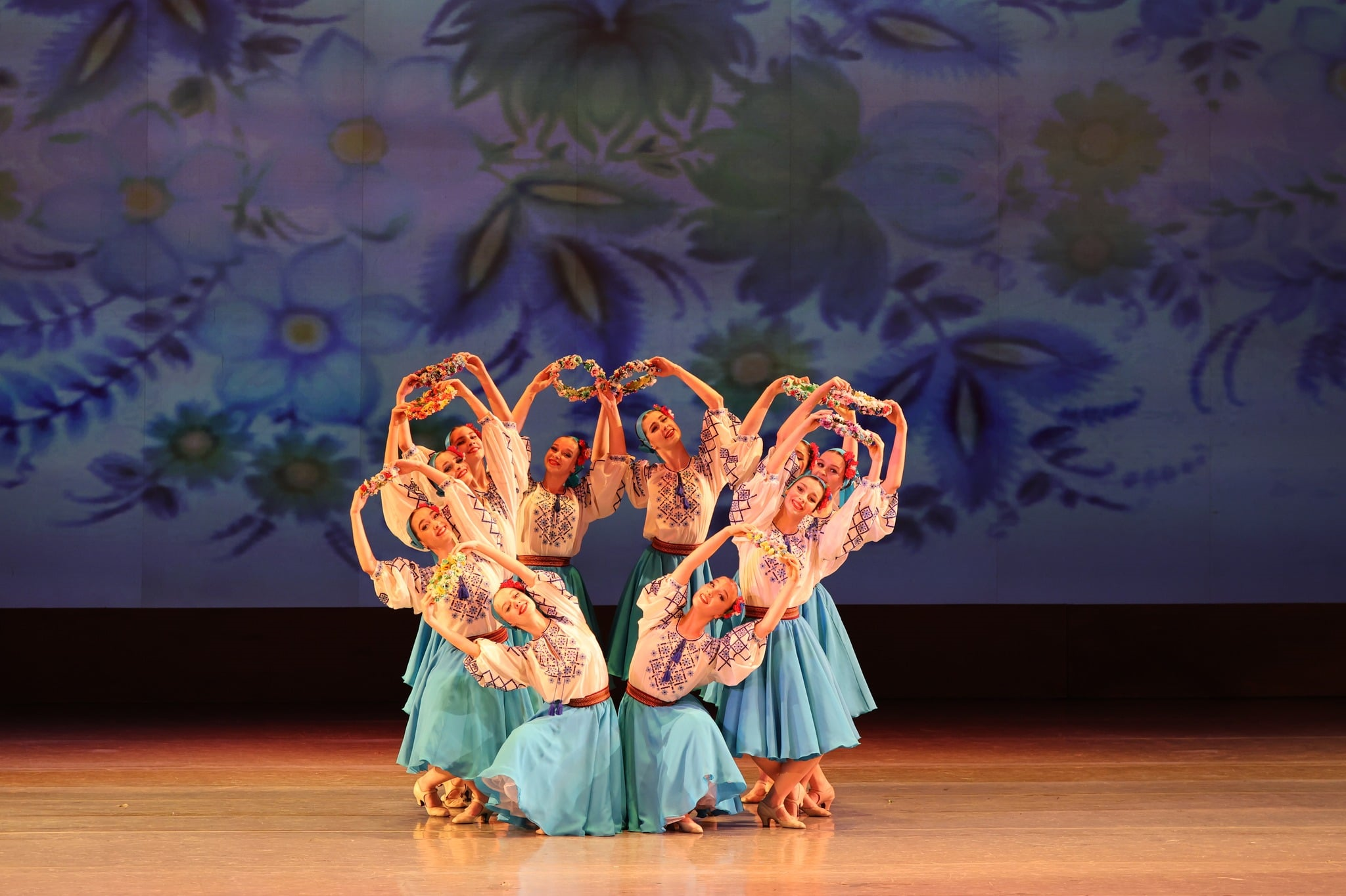 Три гармонійно-поліфонічні грації. Учні та студенти Київської муніципальної академії танцю імені Сержа Лифаря виступили в Національній опері України