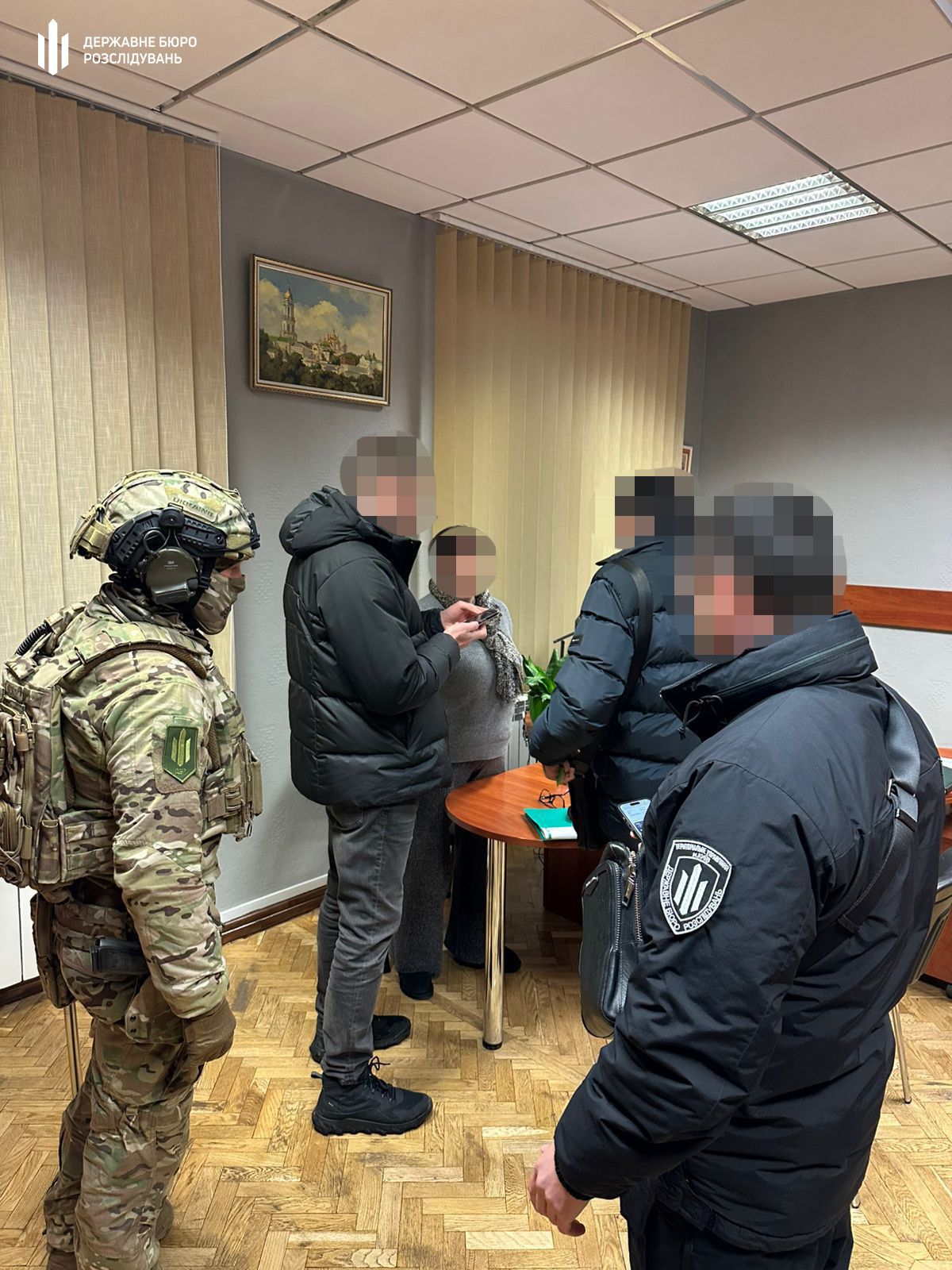 За 10 тисяч доларів США посадовці обіцяли повний супровід.