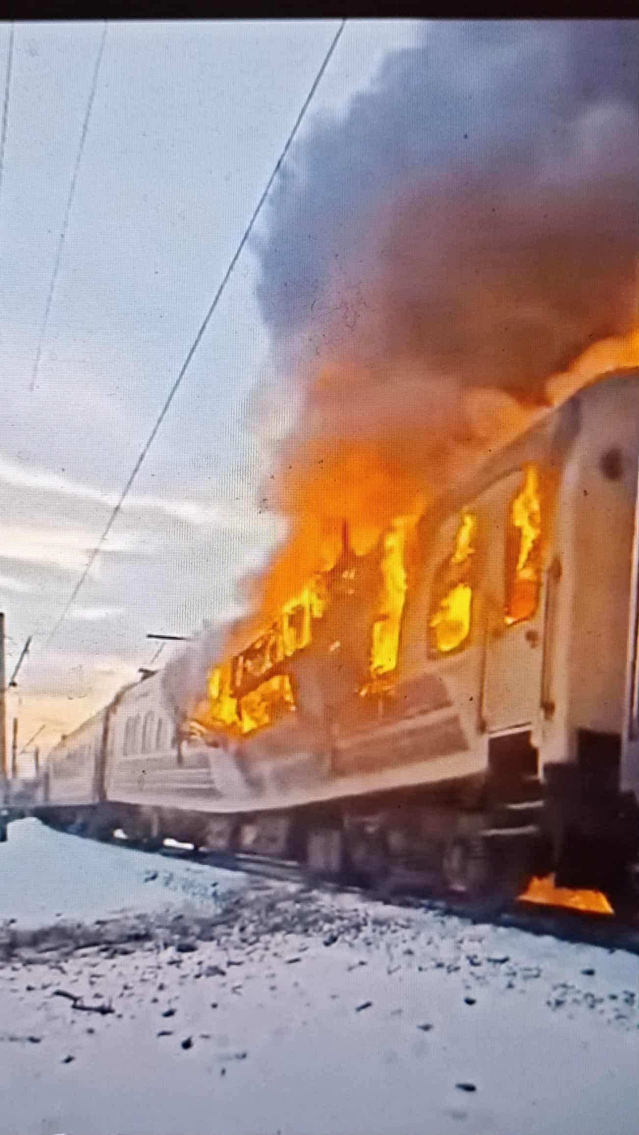Наслідки російсбкого удару дронами по пасажирському потягу на Харківщині - люди вистрибували з палаючого потяга з дітьми на руках.