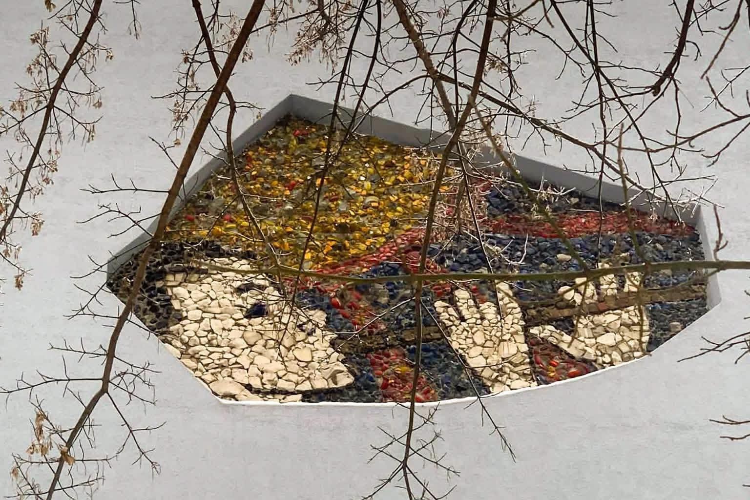 Фасад після утеплення: у "вікні" виглядає  мозаїка "Хлопчик, що грає на сопілці", створена за ескізом Тетяни Яблонської.