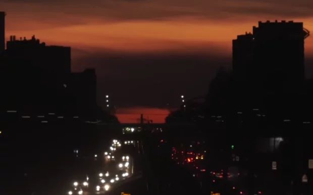 Схоже на кібератаку: в Україні масштабний блекаут Значна частина країни залишилася без світла. Потяги рухаються з запізненням.